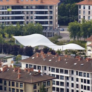 A tensioned PVC canvas painted on the inside has been installed, and an ETFE enclosure on the north 
